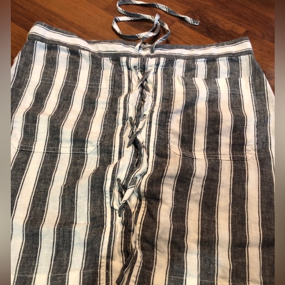 Madewell Skirt. Size 4. White and gray stripes. Tie front, zipper on back. - Picture 4 of 7